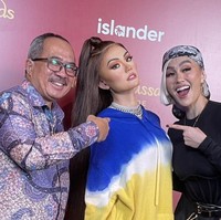 Acara tersebut turut dihadiri Duta Besar Indonesia untuk Singapura, Suryo Pratomo. Agnez Mo terungkap menjadi tokoh Indonesia kelima yang memiliki patung lilin di Madame Tussauds setelah Soekarno, Rudy Hartono, Anggun, dan Joko Widodo. Foto: Instagram