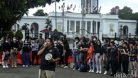 Massa aksi mengenakan pakaian serba hitam dan membawa tulisan-tulisan terkait tragedi Kanjuruhan.