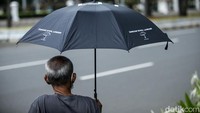 Seperti aksi-aksi sebelumnya, massa juga membawa payung berwarna hitam.