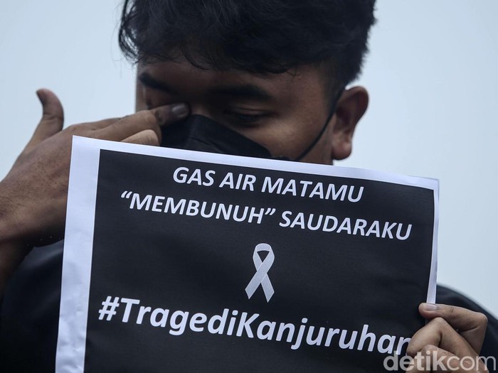 Sejumlah massa aksi menggelar aksi Kamisan di Depan Istana Merdeka, Kamis (6/10/2022). Massa aksi mengenakan pakaian serba hitam dan turut membawa tulisan-tulisan terkait tragedi Kanjuruhan.