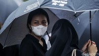 Aksi Kamisan terus digelar di depan Istana Merdeka untuk menuntut kasus HAM di masa lalu. Terbaru tragedi Kanjuruhan turut mengantarkan isu HAM untuk disuarakan di depan Istana.