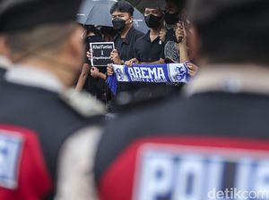 Foto-foto Aksi Kamisan Suarakan Tragedi Kanjuruhan