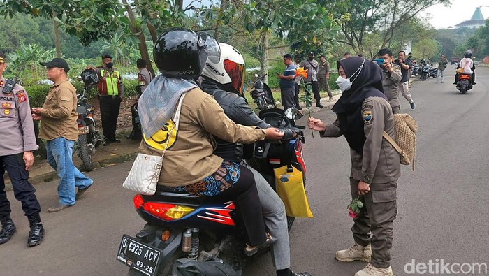Aksi simpatik personel Satpol PP KBB