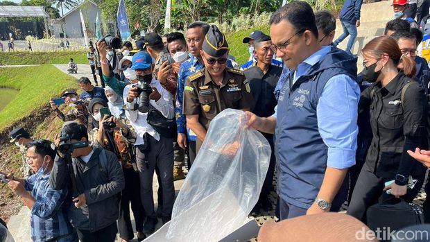 Anies dan Dubes Singapura Gowes Keliling Sungai Hasil Naturalisasi