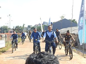 Momen Anies dan Dubes Singapura Gowes Keliling Sungai Hasil Naturalisasi