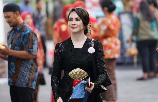 Pada Minggu (2/10/2022), Arumi Bachsin bergabung dengan ribuan wanita lainnya dalam parade berkebaya di Kota Solo. Acara yang juga dihadiri Ibu Negara Iriana Joko Widodo ini diikuti oleh lebih dari 2.500 wanita dan berhasil memecahkan rekor MURI. Foto: dok. Instagram/@arumibachsin_94