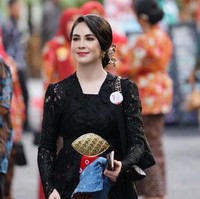 Pada Minggu (2/10/2022), Arumi Bachsin bergabung dengan ribuan wanita lainnya dalam parade berkebaya di Kota Solo. Acara yang juga dihadiri Ibu Negara Iriana Joko Widodo ini diikuti oleh lebih dari 2.500 wanita dan berhasil memecahkan rekor MURI. Foto: dok. Instagram/@arumibachsin_94