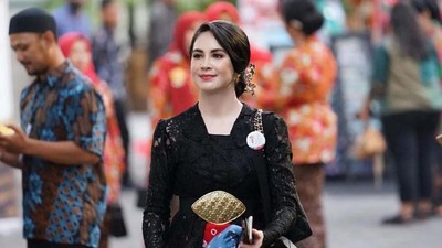 7 Pesona Keanggunan Arumi Bachsin Pakai Kebaya Hitam di Parade Berkebaya