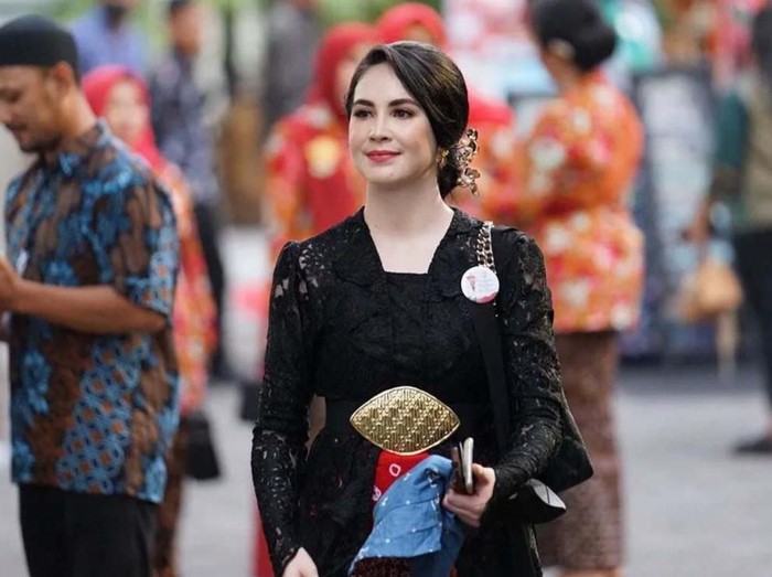 Deskripsi: Arumi Bachsin pakai kebaya di parade Kebaya Goes to UNESCO, Solo, pada Minggu (2/10/2022).