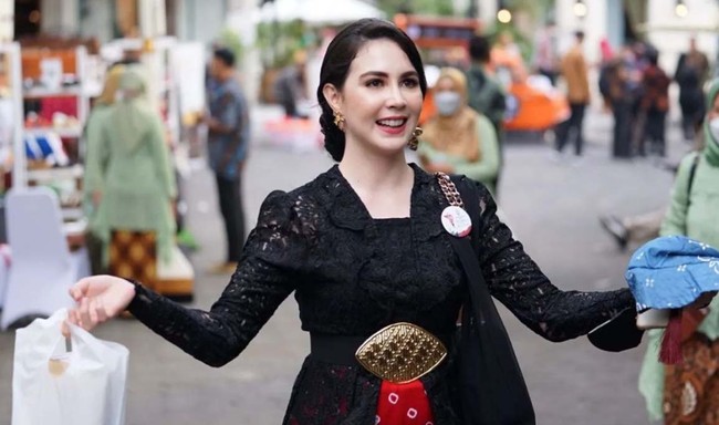 Wajah cantiknya terlihat lebih segar dengan pulasan makeup bernuansa peach. Sepasang anting emas pun mempermanis penampilannya. Foto: dok. Instagram/@arumibachsin_94