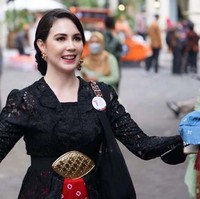 Wajah cantiknya terlihat lebih segar dengan pulasan makeup bernuansa peach. Sepasang anting emas pun mempermanis penampilannya. Foto: dok. Instagram/@arumibachsin_94