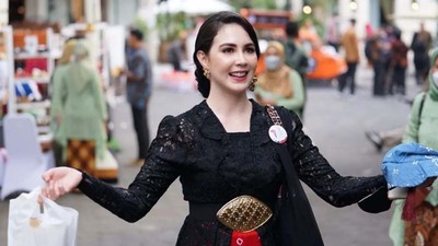 Kecantikan dan Keanggunan Arumi Bachsin Pakai Kebaya Hitam