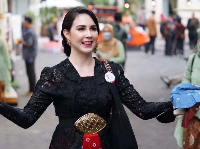 Deskripsi: Arumi Bachsin pakai kebaya di parade Kebaya Goes to UNESCO, Solo, pada Minggu (2/10/2022).