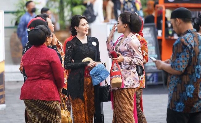 Arumi Bachsin memilih kebaya lace hitam model Kutubaru yang dipadu kain batik Solo warna cokelat. Dia juga mengenakan Angkin (kain yang dipakai di pinggang) merah motif jumputan sebagai pemanis busana. Foto: dok. Instagram/@arumibachsin_94