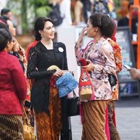 Arumi Bachsin memilih kebaya lace hitam model Kutubaru yang dipadu kain batik Solo warna cokelat. Dia juga mengenakan Angkin (kain yang dipakai di pinggang) merah motif jumputan sebagai pemanis busana. Foto: dok. Instagram/@arumibachsin_94