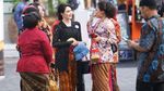 Kecantikan dan Keanggunan Arumi Bachsin Pakai Kebaya Hitam