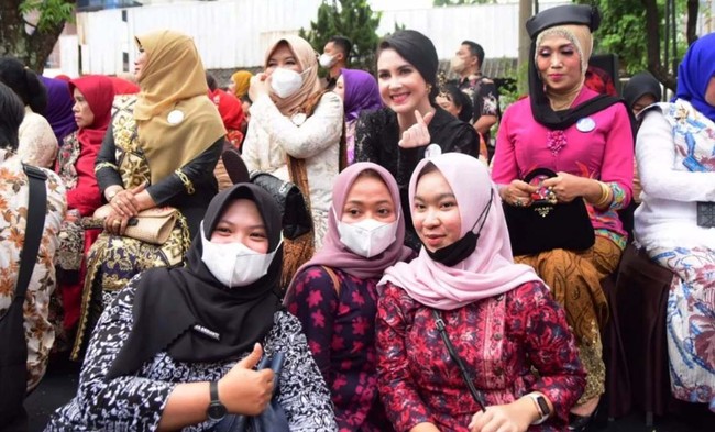 Dalam unggahannya di Instagram, Arumi Bachsin menyatakan senang bisa bertemu dengan para perempuan hebat dari berbagai daerah. “Senang sekali bisa berjumpa dengan Ibu Ketua Dekranasda se-Indonesia dan perempuan-perempuan dari berbagai lapisan masyarakat 😍,” tulisnya. Foto: dok. Instagram/@arumibachsin_94