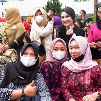 Dalam unggahannya di Instagram, Arumi Bachsin menyatakan senang bisa bertemu dengan para perempuan hebat dari berbagai daerah. “Senang sekali bisa berjumpa dengan Ibu Ketua Dekranasda se-Indonesia dan perempuan-perempuan dari berbagai lapisan masyarakat 😍,” tulisnya. Foto: dok. Instagram/@arumibachsin_94