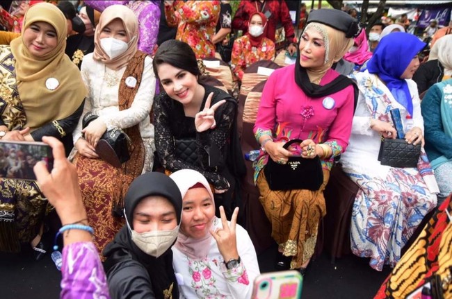 Tak lupa, Arumi Bachsin berpesan agar masyarakat Indonesia selalu mencintai kekayaan wastra Nusantara. Foto: dok. Instagram/@arumibachsin_94