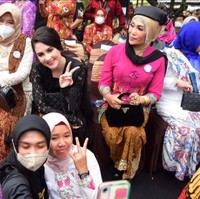 Tak lupa, Arumi Bachsin berpesan agar masyarakat Indonesia selalu mencintai kekayaan wastra Nusantara. Foto: dok. Instagram/@arumibachsin_94