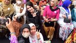 Kecantikan dan Keanggunan Arumi Bachsin Pakai Kebaya Hitam
