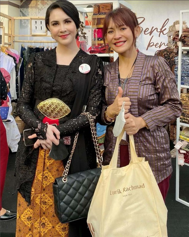 “Mari terus mencintai kain dan kebaya sebagai citra perempuan Indonesia,” tulisnya lagi. Foto: dok. Instagram/@arumibachsin_94