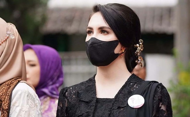 Istri Wakil Gubernur Jawa Timur Emil Dardak ini tampil anggun dan memesona dengan sanggul modern yang dipercantik aksesori rambut bernuansa keemasan. Foto: dok. Instagram/@arumibachsin_94