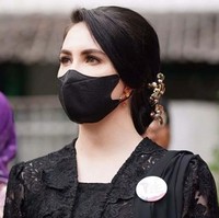 Istri Wakil Gubernur Jawa Timur Emil Dardak ini tampil anggun dan memesona dengan sanggul modern yang dipercantik aksesori rambut bernuansa keemasan. Foto: dok. Instagram/@arumibachsin_94