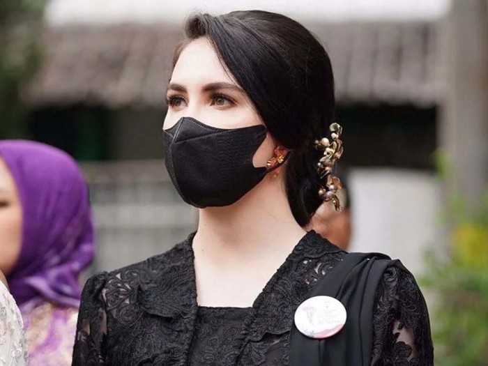 Arumi Bachsin Pakai Kebaya Deskripsi: Arumi Bachsin pakai kebaya di parade Kebaya Goes to UNESCO, Solo, pada Minggu (2/10/2022).