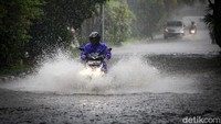Hal ini dikarenakan hujan deras yang mengguyur lokasi. 
