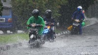 Kendaraan yang melintas melambatkan laju supaya tidak mogok. 