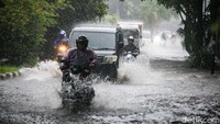 Genangan di jalanan setinggi sekitar 5 sampai 10 cm.
