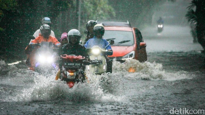 Hujan deras membuat Jalan Cinere Raya, Depok, tergenang. Kendaraan pun berhati-hati agar tidak mogok.