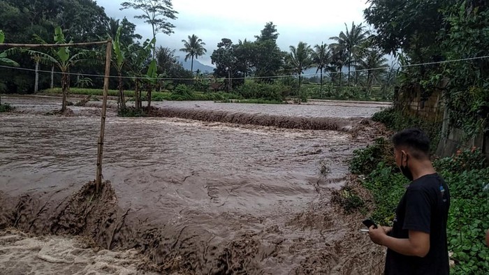 Banjir terjang sawah dan pemukiman warga di Kecamatan Cidahu