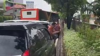 Terlihat sejumlah pengemudi bahkan keluar dari mobilnya untuk menunggu banjir surut (Foto: dok. istimewa)