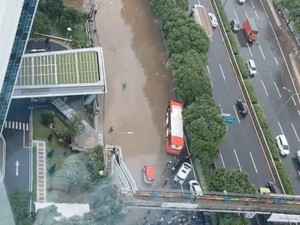 5 RT dan 7 Ruas Jalan di Jaksel Banjir, Tinggi Air Ada yang Capai 120 Cm