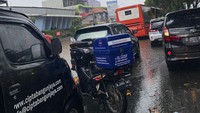 Banjir di lokasi terjadi di jalur arteri. Imbas banjir, antrean kendaraan pun tak bisa dihindarkan (Foto: dok. istimewa)