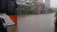 Seorang pengemudi yang berada di lokasi, Hasnah Relldestyana, mengkonfirmasi soal banjir itu. Dia mengaku terjebak banjir di Jalan TB Simatupang (Foto: dok. istimewa)