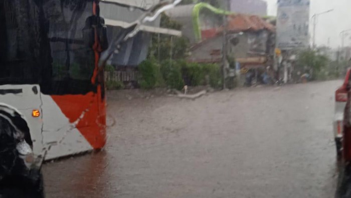 Banjir di Jalan TB Simatupang Jaksel berimbas lalu lintas lumpuh