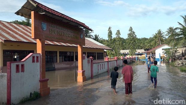 Banjir di Polewali Mandar ikut merendam dua bangunan sekolah dasar.
