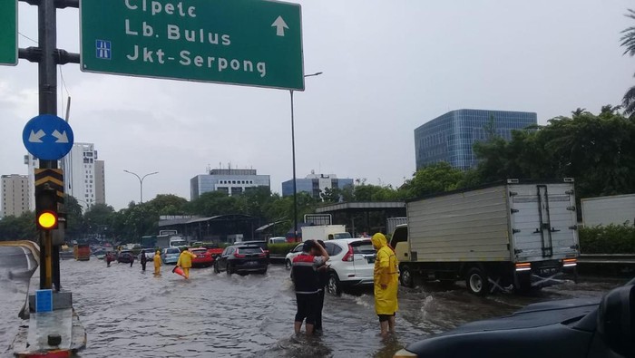 Banjir di Tol JORR TB Simatupang, Kamis (6/10/2022)