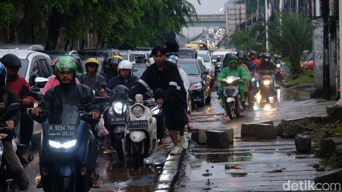 Jalan TB Simatupang arah Pondok Indah, Jaksel, sudah surut dari banjir. Kendaraan sudah bisa melintas.
