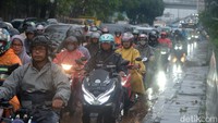 Lalin arah Pondok Indah terpantau macet. 