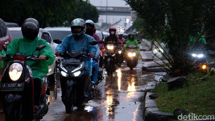 Jalan TB Simatupang arah Pondok Indah, Jaksel, sudah surut dari banjir. Kendaraan sudah bisa melintas.