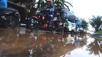 Kendaraan melintas di Jalan TB Simatupang arah Pondok Indah, Jakarta, Kamis (6/10/2022).