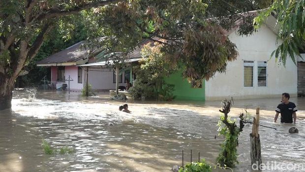Banjir merendam hingga 100 rumah di wilayah Kecamatan Luyo, Polman, Sulbar.