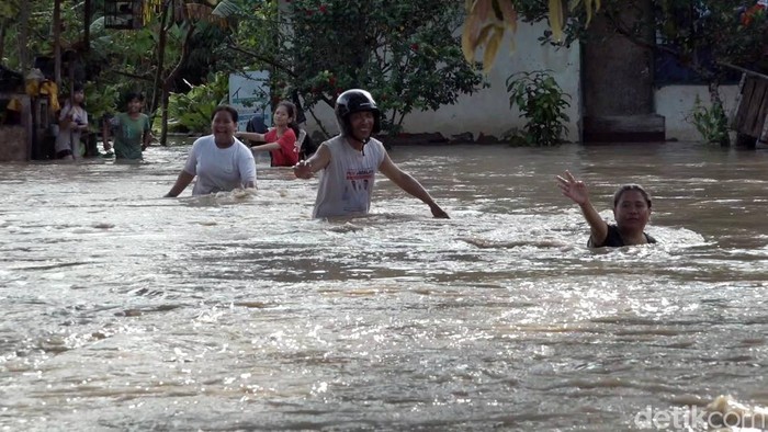 Banjir merendam hingga 100 rumah di wilayah Kecamatan Luyo, Polman, Sulbar.