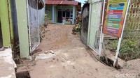 Penampakan halaman masuk rumah warga yang kini penuh sedimen lumpur. Foto: Arzad/detikSulsel