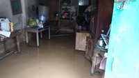 Masih ada satu hingga dua rumah warga yang masih terendam banjir. Foto: Arzad/detikSulsel