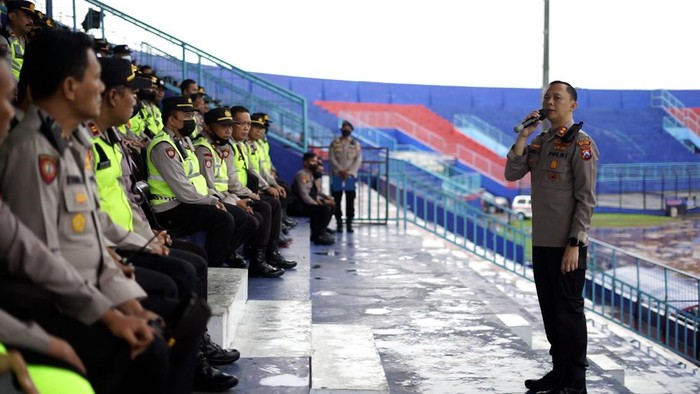 Eks Kapolres Malang, AKBP Ferli Hidayat memberi instruksi kepada anggotanya sebelum pertandingan Arema Vs Persebaya. Dia menginstruksikan agar anggotanya tak bawa senjata serta tidak melakukan kekerasan saat mengawal keamanan.